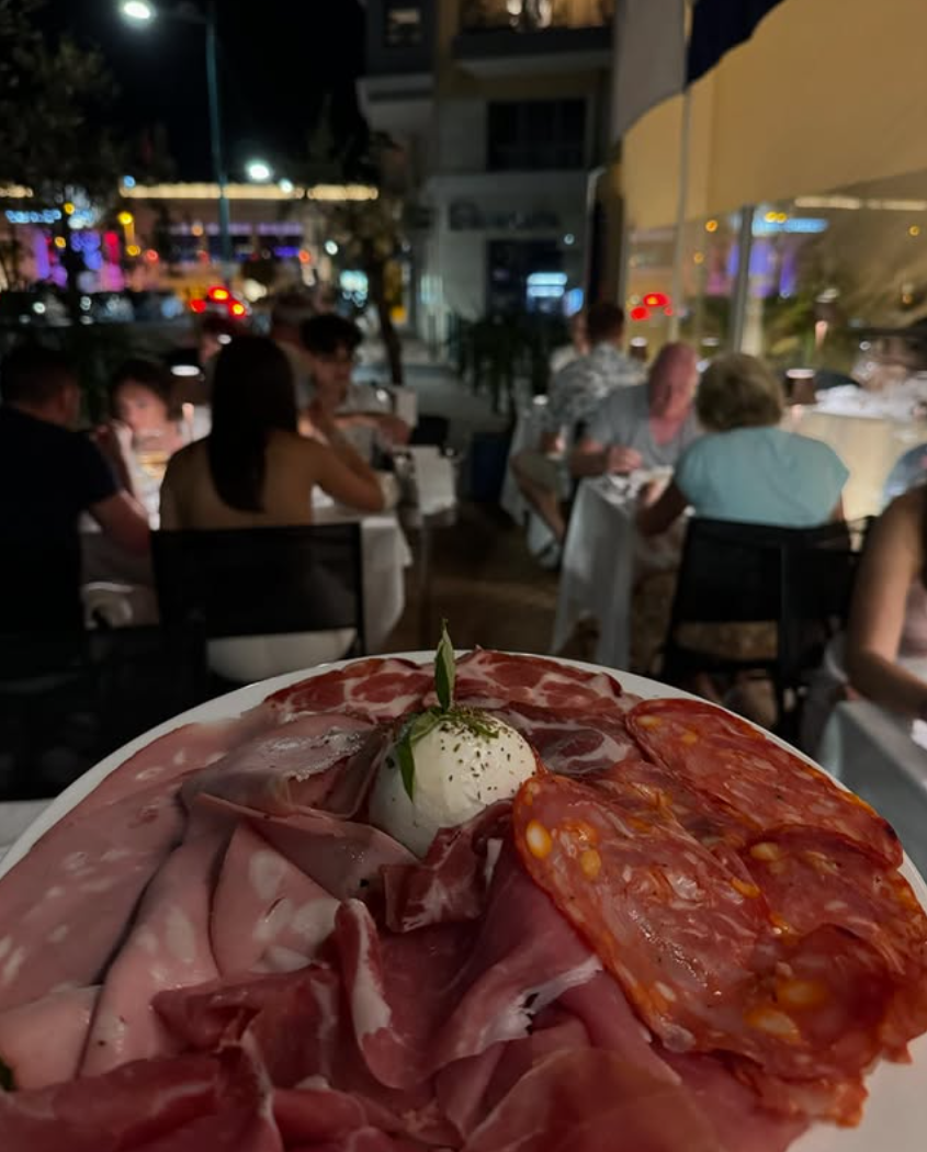 Plateau d'antipasti italiens — charcuteries et fromages