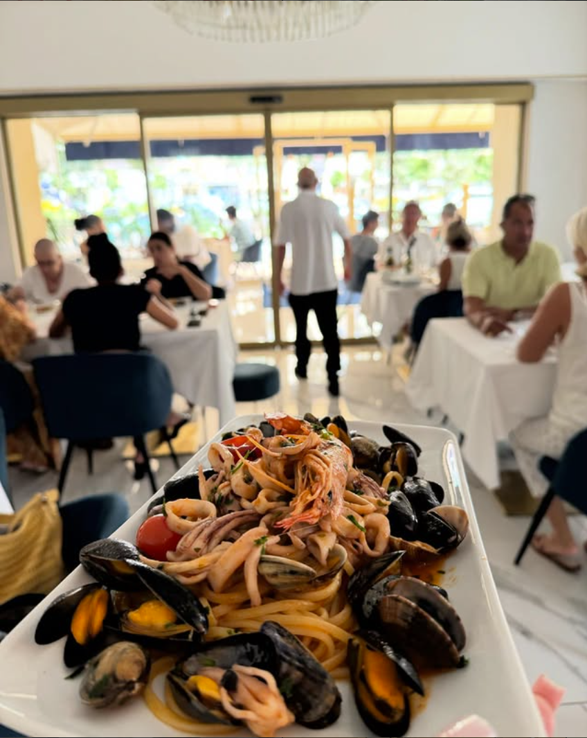 Salle du restaurant L'Avenue, ambiance élégante et chaleureuse