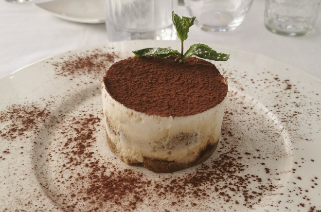 Tiramisu maison, dessert signature de L'Avenue