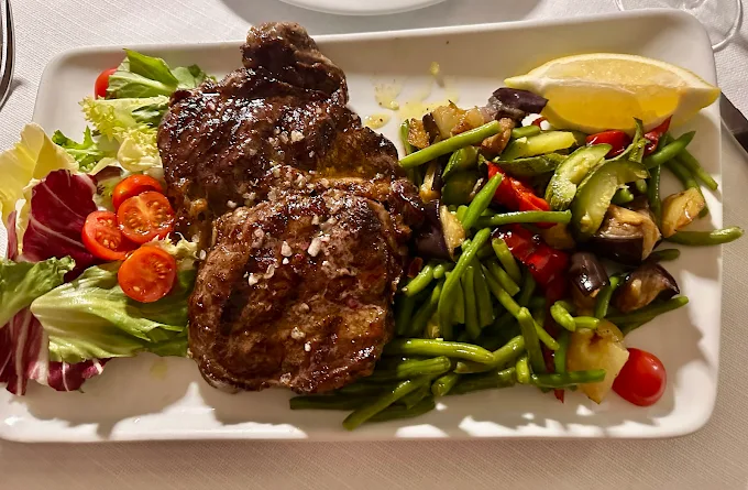 Viande grillée et juteuse, accompagnée de ses légumes frais.